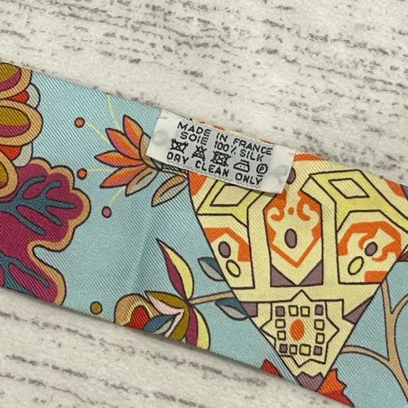 Hermès Les Voitures Exquises Silk
Twilly Scarf - Picture 4 of 5